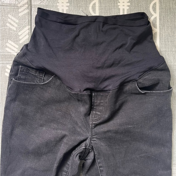 Old Navy Women’s maternity jeans, size 8 long - Picture 2 of 5